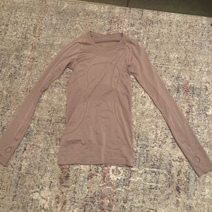 women’s lululemon ribbed long sleeve shirt with thumb holes
